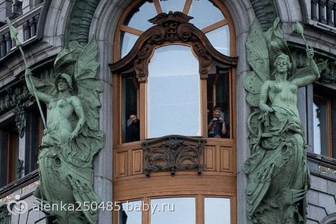 Павел Дуров развлекся, разбрасывая пятитысячные купюры из окна офиса «Вконтакте» на Невском